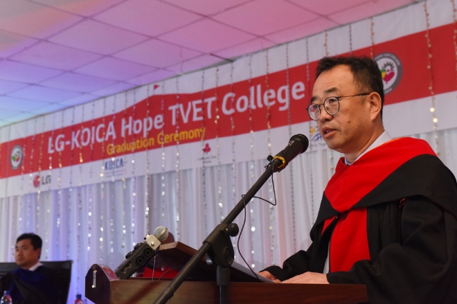 LG전자가 1일 에티오피아 수도 아디스아바바에 있는 'LG-KOICA 희망직업훈련학교'에서 ‘제3회 LG-KOICA 희망직업훈련학교 졸업식’을 개최했다. LG전자 세무통상그룹장 배두용 부사장이 이날 졸업식에서 축사를 하고 있다.