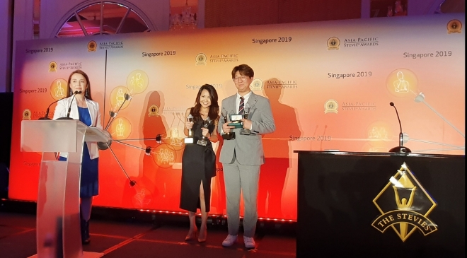 KT(회장 황창규)는 지난달 31일 저녁 싱가포르 인터컨티넨탈 호텔에서 열린 ‘2019 아시아-태평양 스티비 어워즈(Asia-Pacific Stevie Awards)’에서 KT그룹 사내방송 KBN(KT Group Broadcasting Network)센터가 3개 부문에서 금상을 차지하며 대한민국 최다 금상을 수상했다고 밝혔다. 사진은 지난 31일 저녁 싱가포르 인터컨티넨탈 호텔에서 열린 ‘2019 아시아-태평양 스티비 어워즈’에서 KT그룹 사내방송 KBN센터 손부식 과장이 수상을 하는 모습. / 사진 제공 = KT