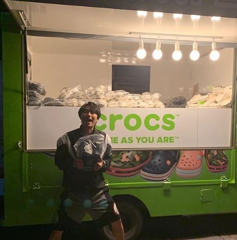 대배우 이시언의 “통큰 여름 선물” 드라마 스태프 150여 명 위한 ‘크록스 트럭’ 화제