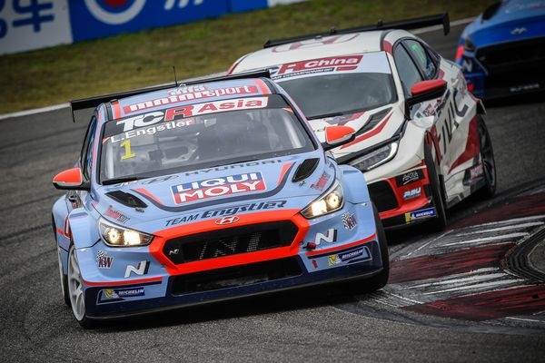 i30 N TCR(루카 엥슬러 · 리퀴몰리 팀 엥슬러)이 경주하고 있는 모습. / 사진 제공 = 현대자동차