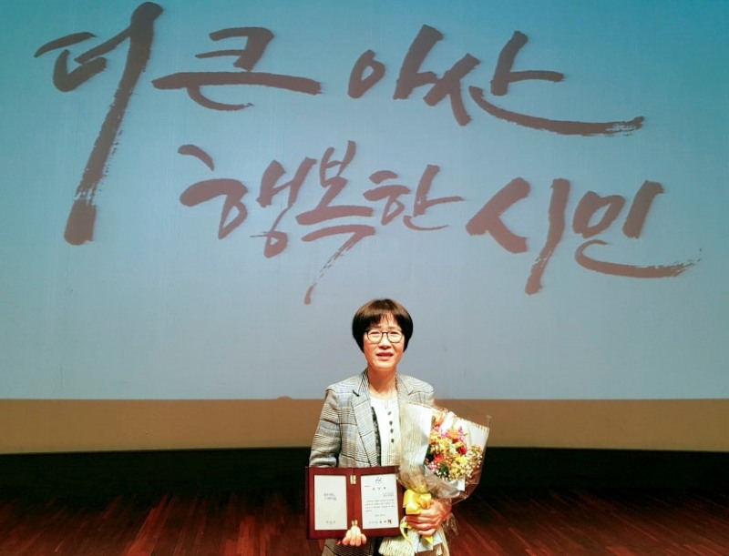 최경숙 캠코인재개발원장은 6월 3일(월) 오전 8시 지역사회와의 상생ㆍ협력을 통한 나눔문화 확산에 노력해 온 공적을 인정받아 오세현 아산시장으로부터 유공 표창을 수상했다.