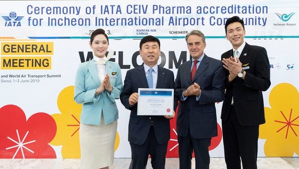 사진은 노삼석 대한항공 화물사업본부장(왼쪽 두번째) 및 알렉산드르 드 주니악 IATA 사무총장(왼쪽 세번째)이 대한항공 승무원들과 함께 기념촬영을 하고 있는 모습. / 사진 제공 = 대한항공