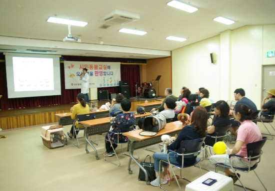 지난 5월31일 광산구 장애인복지관에서 2019년 상반기 ‘찾아가는 시민동물교실’을 개최했다./사진=시 보건환경연구원