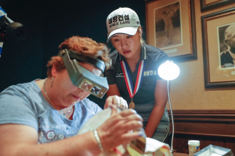 우승 트로피에 자신의 이름이 새겨지는 것을 바라보고 있다. 사진 = USGA.