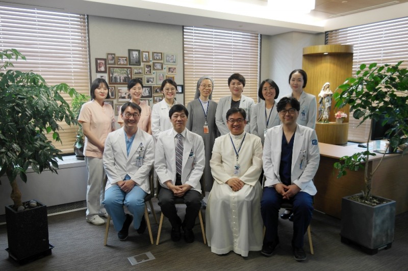 가톨릭대학교 여의도성모병원 나프로임신센터 의료진. 앞줄 좌측부터 비뇨의학과 김선욱 교수, 산부인과 이영 교수(나프로임신센터장), 안종배 신부(영성부원장), 산부인과 길기철 교수
