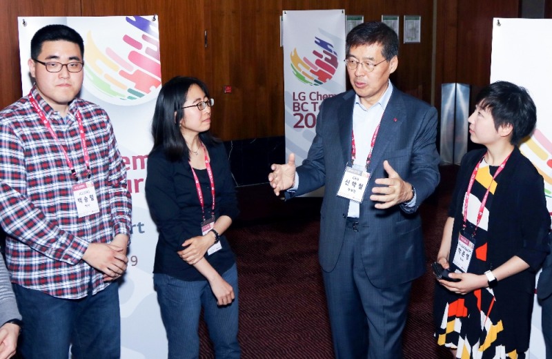 LG화학 신학철 부회장(오른쪽 두번째)이 독일 프랑크푸르트에서 열린 인재채용 행사에 참석한 인재들과 환담을 나누고 있다. (사진=LG화학)