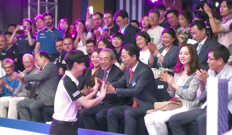 신정주 선수가 개막전을 위해 입장하며 노운하 파나소닉코리아 대표의 격려를 받는 모습.