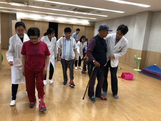 이달부터 매주 목요일 건강증진실에서 뇌병변 지체장애인을 대상으로 기능적 활동 능력 향상을 위한 ‘과제순환식 그룹운동 프로그램’을 운영한다./사진=담양군