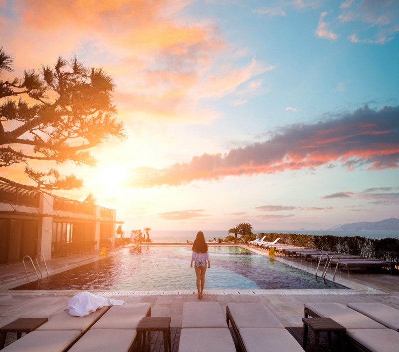 파라다이스호텔 부산 야외 오션스파 풀 선셋 스위밍 눈길