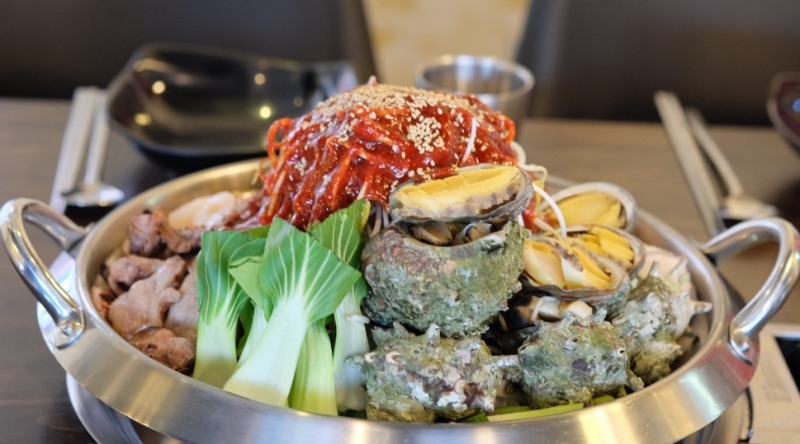 사진 = 여기가제주멍의 흑돼지 해물 불판볶음