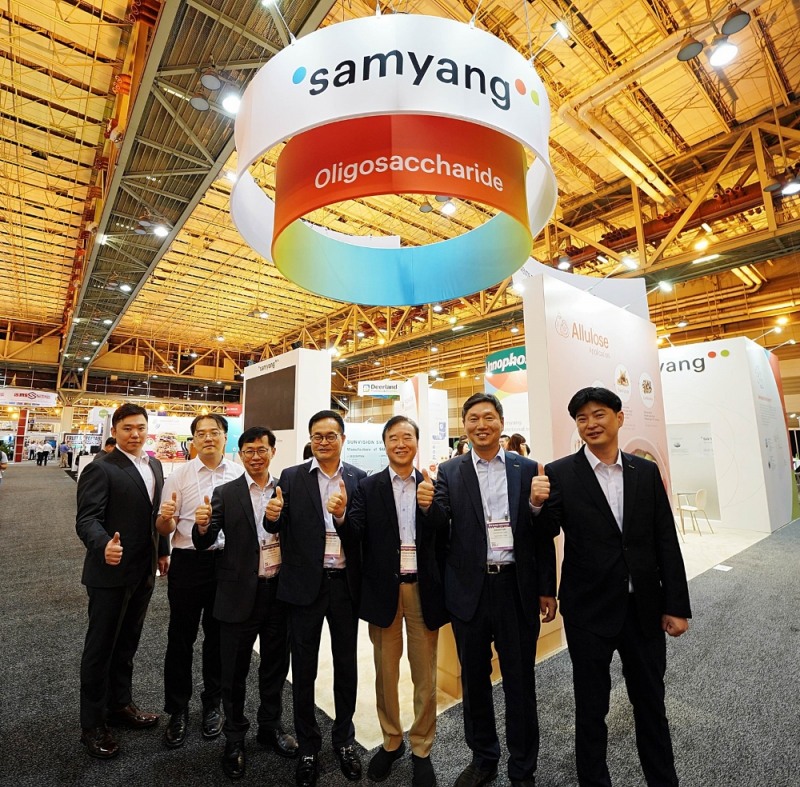 삼양사는 미국 뉴올리언스에서 열린 IFT 2019에 참가해 독자적인 효소 기술력을 활용한 기능성 당 제품을 글로벌 시장에 선보였다. 김영환 사장(오른쪽에서 세번째)은 삼양사 부스 현장을 방문해 임직원들을 격려했다. (사진=삼양사)