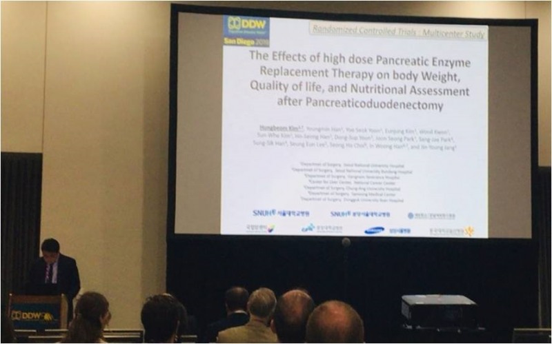 김홍범 서울대학교병원 간담췌외과 교수가 지난 달 21일 미국 샌디에이고에서 열린 국제 소화기학회(DDW)에서 ‘노자임 40000’ 임상 연구 결과를 발표하고 있다. (사진=팜바이오)