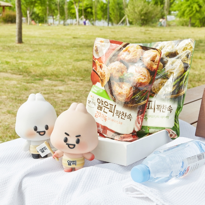 풀무원은 '얇은피꽉찬속 만두'의 줄임말 형태인 '얄피만두'를 애칭으로 붙이고 만두 캐릭터 '얄피'를 활용한 이벤트를 전개, 소비자 접점을 확대하고 있다.