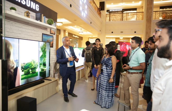 인도 QLED 8K_삼성관계자가 인도기자들에게 QLED 8K 티비를 소개하는 모습