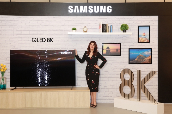 인도 QLED 8K_인도 유명 인테리어 디자이너 트윈클 칸나(Twinkle Khanna) 씨가 QLED 8K 체험존을 소개하는 모습.