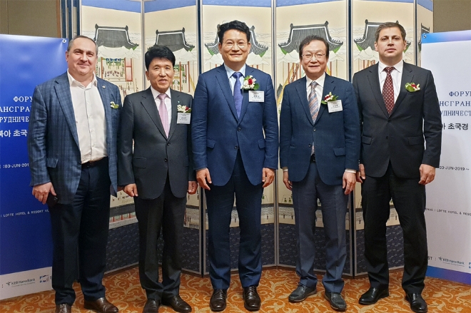 하나금융그룹은 지난 3일, 러시아 블라디보스톡에서 (사)유라시아21과 하나금융경영연구소 공동 주관으로 『동북아 초국경 경제협력 포럼』을 개최했다고 밝혔다. 함영주 하나금융지주 부회장(사진 왼쪽에서 두번째), 송영길 더불어민주당 의원(사진 왼쪽에서 세번째), 잠불라트 떼키에프 연해주 국제협력위원회 위원장(사진 왼쪽에서 첫번째), 김승동 유라시아21 이사장(사진 왼쪽에서 네번째), 알렉세이 스타리치코프 연해주 주정부 관광국장(사진 왼쪽에서 다섯번째)이 기념촬영을 하고 있다./ 사진 제공 = KEB하나은행