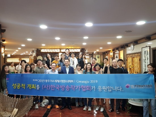 이용섭 광주광역시장이 5일 오전 기획답사로 광주를 탐방 중인 ㈔한국방송작가협회 소속 방송작가 21명과 만나 광주의 역사와 풍경, 문화, 음식에 대해 이야기를 나누고 기념촬영을 하고 있다./사진=광주광역시
