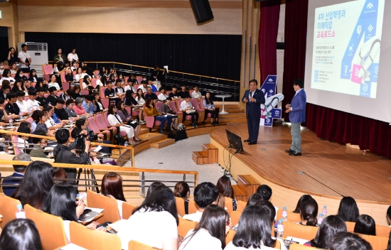 이병훈 광주광역시 문화경제부시장이 5일 오후 국립광주과학관 상상홀에서 열린 4차 산업혁명과 미래직업 교육로드쇼에 참석해 인사말을 하고 있다./사진=광주광역시