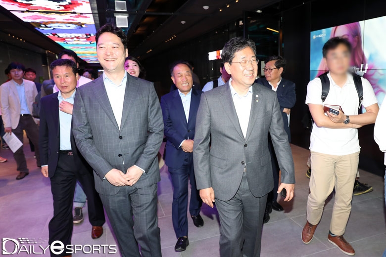 박양우 장관(오른쪽)이 박준규 라이엇 게임즈 한국 대표와 함께 롤파크를 둘러보고 있다.
