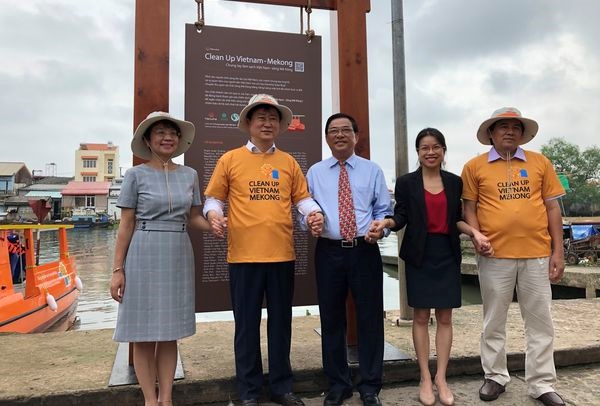 (왼쪽부터) 천연자원환경부 웬 티 티엔 프엉(Ngyuen Thi Thien Phuong) 과학기술국장, 한화커뮤니케이션위원회 최선목 사장. 베트남 빈롱성 짠 호앙 뚜우(Tran Hoang Tuu) 부인민위원장, GGGI(Global Green Growth Institute)의 한 레(Hanh Le) 베트남지부 부대표. 응오 탄 티아(베트남 빈롱 공공업무공동주식회사 대표)가 기념촬영을 하고 있다. / 사진 제공 = 한화그룹