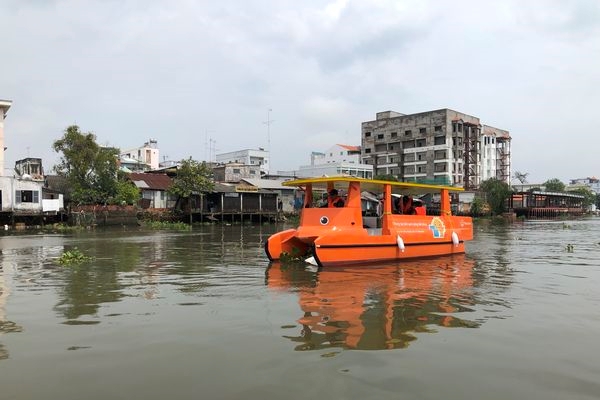 사진은 한화그룹이 베트남 남부 빈롱시에 기증한 쓰레기 수거용 태양광 보트가 메콩강을 청소하고 있는 모습. / 사진 제공 = 한화그룹