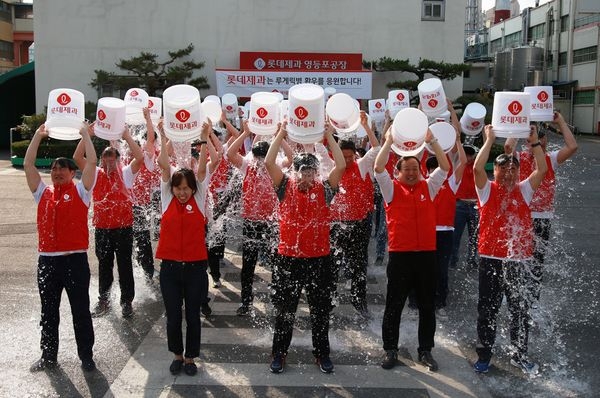 롯데제과 아이스버킷 챌린지 모습(앞줄 가운데가 롯데제과 민명기 대표) / 사진 제공 = 롯데제과