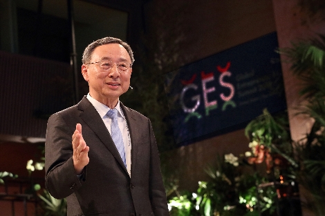 KT 황창규 회장이 4일 네덜란드 헤이그에 위치한 ‘월드포럼(World Forum)’에서 열린 GES 2019 ‘미래산업: 5G, 왜 열광하는가(Industries of the Future: 5G, Why the Hype)’ 세션에서 ‘미래산업 5G(Industries of the Future, 5G)’를 주제로 대표연설을 하고 있다. 사진=KT