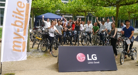 독일에서 근무하는 LG전자 직원들이 ‘자전거 타고 출근하는 날(Bike To Work Day)’ 행사에 참여한 모습. 사진=LG전자