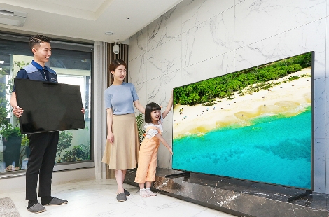 삼성전자 TV 설치기사가 '대국민 TV 보상 페스티벌'을 통해 TV를 구매한 소비자 가정에서 구형 TV를 회수하고 2019년형 QLED TV를 설치한 후 사용법을 설명하고 있다. 사진=삼성전자