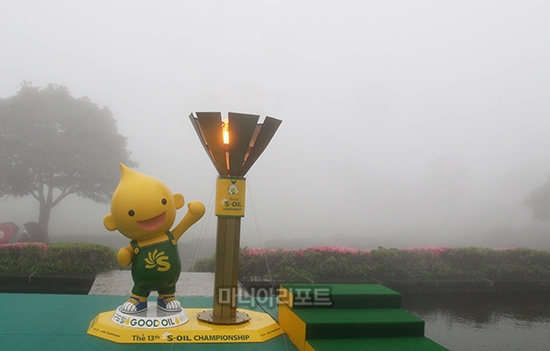 홀로 성화를 밝히고 있는 대회 시그니처인 성화대