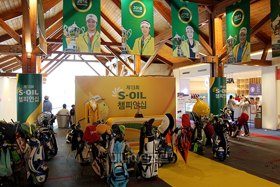 대기 중인 선수들의 골프백