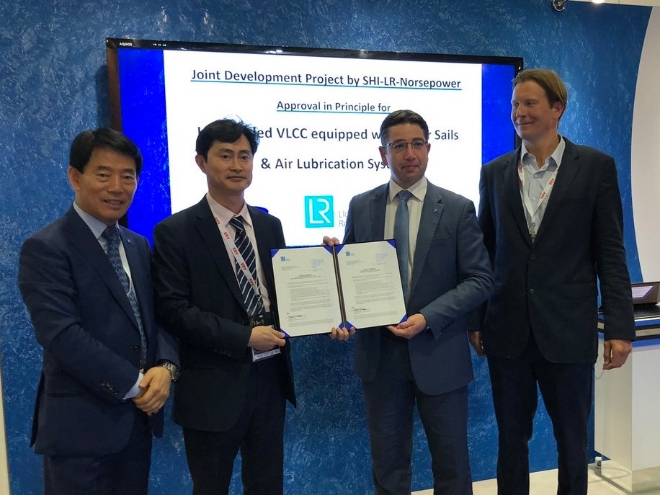 노르웨이 현지시간 6일, 오슬로에서 열린 '노르쉬핑 2019'에서 장해기 삼성중공업 조선시추기술영업팀장(사진 왼쪽에서 2번째)과 닉 브라운(Nick Brown) 영국 로이드 조선해양부문 대표가(왼쪽에서 3번째) LNG Fuelled VLCC에 대한 선급 인증 수여와 함께 기념 사진을 찍고 있는 모습. / 사진 제공 = 삼성중공업