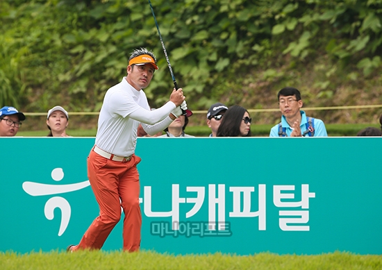낚시꾼 스윙의 최호성 -사진제공 KEB하나은행 인비테이셔널 대회본부