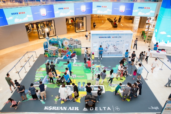 지난 6일 스타필드 고양에서 진행된 대한항공 델타항공 조인트 벤처 1주년 기념 홍보 행사에 고객들이 참여하고 있는 모습. / 사진 제공 = 대한항공 제공
