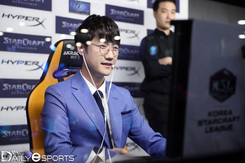 정우서 해설 위원과 이벤트전에서 프로토스로 플레이 한 김정민.