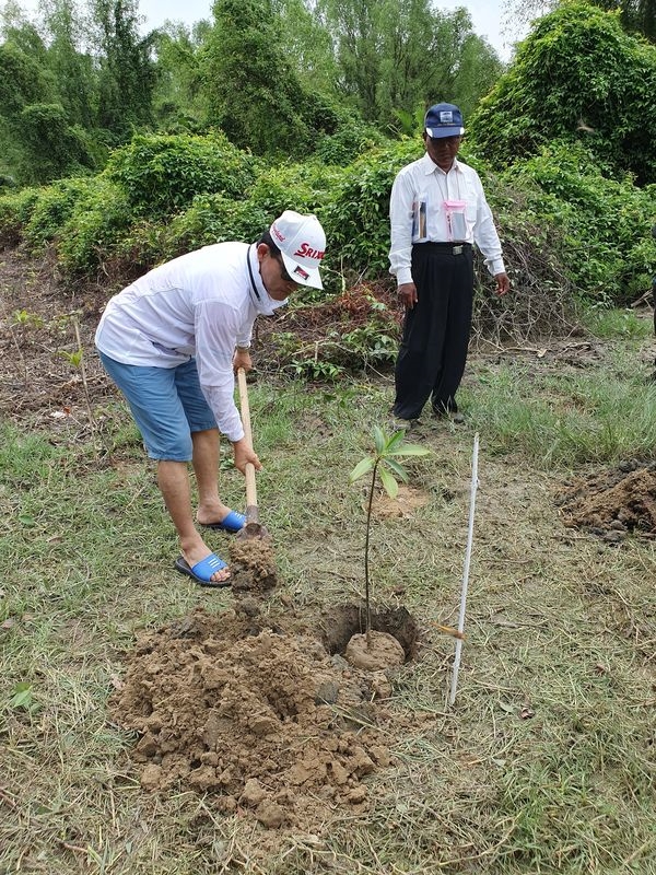 박종명 한전 기후변화대응처장이 미얀마 양곤에서 맹그로브를 식재하고 있다.
