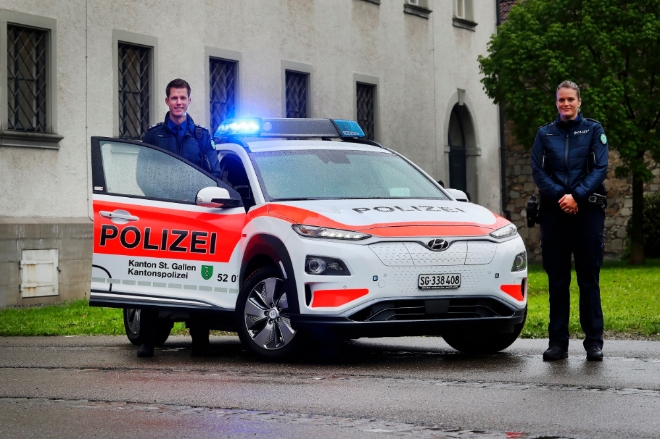 현대자동차는 전기차 ‘코나 일렉트릭’이 스위스 생 갈렌(St. Gallen) 주 경찰차로 선정됐다고 밝혔다.현대차는 스위스 생 갈렌 주 경찰에 지난 달까지 총 13대의 ‘코나 일렉트릭’을 공급했다. 13대 중 5대는 순찰차로, 나머지 8대는 일반 업무용으로 사용된다. 이번 경찰차 선정과정에서 ‘코나 일렉트릭’은 생 갈렌 주 경찰이 마련한 엄격한 조건과 테스트를 만족시킨 유일한 전기차였다. 사진은 스위스 생 갈렌(St. Gallen) 주 경찰청사 앞에 ‘코나 일렉트릭’ 경찰차가 주차돼 있는 모습. / 사진 제공 = 현대자동차