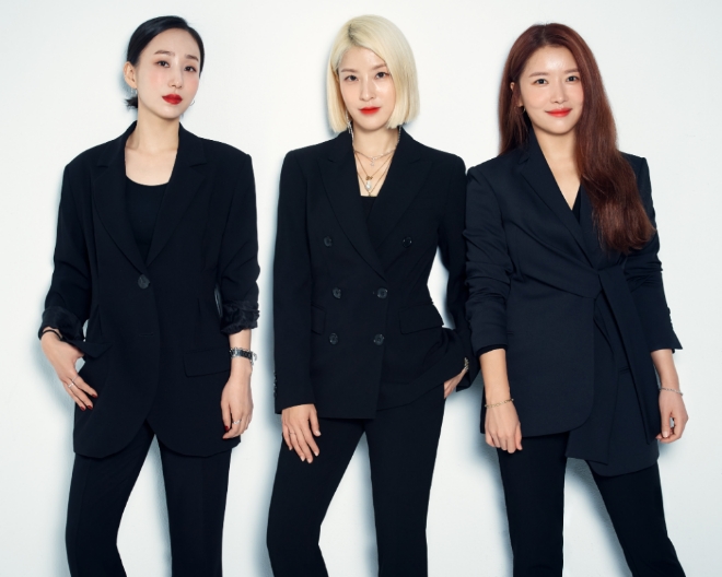 신한카드(사장 임영진)는 ‘신한카드 워라밸 클래스’ 뷰티 레슨 프로그램을 7월 4일 제주 히든 클리프 호텔 & 네이쳐에서 진행한다고 10일 밝혔다. 여름 휴가를 위한 바캉스룩을 주제로 진행되는 이번 뷰티 레슨은 3명의 아티스트로 이뤄진 스타일링 팀 ‘서옥정’(오른쪽부터 서옥, 서수경, 박정은)이 강사로 참여할 예정이다. / 사진 제공 = 신한카드