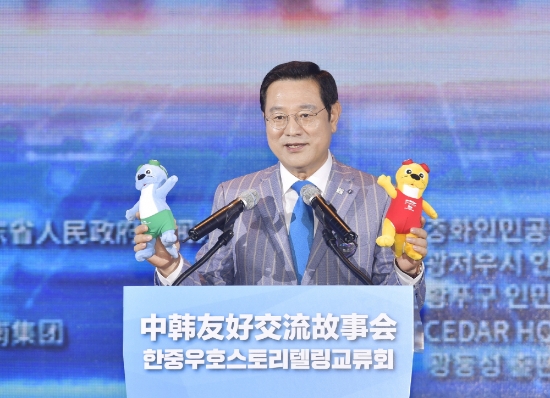 이용섭 광주광역시장이 10일 오전 서울 여의도 콘래드호텔에서 중국 광둥성 광저우시 주관으로 열린 '한·중 우호 스토리텔링교류회'에 참석해 광주세계수영선수권대회 마스코트인 수리·달이 인형을 들고 수영대회를 홍보하고 있다./사진=광주광역시