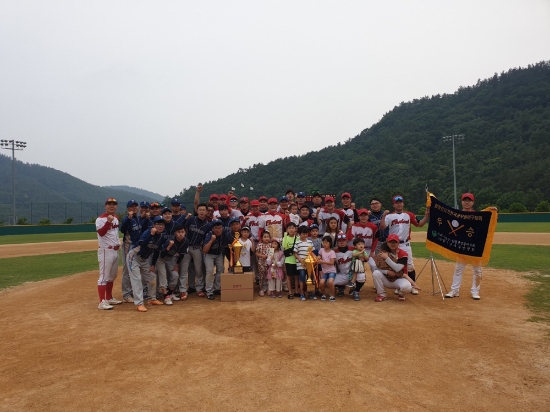 우승과 준우승을 차지한 경기남부지방경찰청, 해군 3함대 선수단 모습/사진=함평군