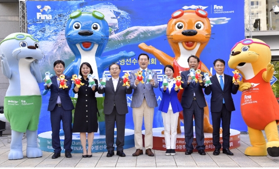 이용섭 광주광역시장이 10일 오후 부산광역시청 시민광장에서 열린 2019 광주세계수영선수권대회 D-30 기념 마스코트 수리·달이 조형물 제막식에 참석해 오거돈 부산광역시장, 박인영 부산시의회 의장, 임미란 광주시의회 부의장 등 내빈들과 대회 성공개최를 기원하며 구호를 외치고 있다./사진=광주광역시