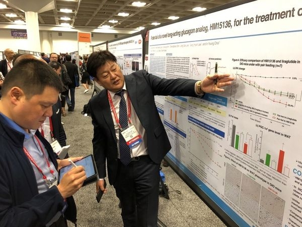 사진은 제79회 ADA에 참석한 한미약품연구센터 최인영 상무가 LAPSGlucagon Analog의 주요 연구 결과에 대한 포스터 발표를 진행하고 있는 모습./ 사진 제공 = 한미약품