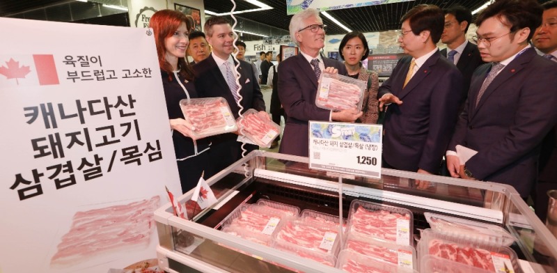 10일, 송파구에 위치한 롯데마트 월드타워점에서 문영표 롯데마트 대표가 제임스 고든 카(James Godon Carr) 캐나다 무역다변화 장관과 함께 캐나다산 상품들을 둘러보고 있다. (사진=롯데마트)