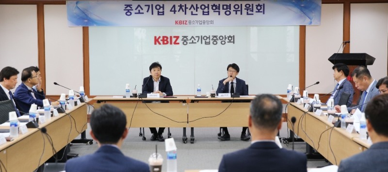 앞줄 좌측부터, 조경호 국민대 교수 / 김경도 (주)한국첨단기술경영원 대표이사 / 박한구 (사)한국인터스트리4.0협회 회장 / 김경묵 중소기업학회장 / 임춘성 연세대학교 교수(중소기업 4차산업혁명위원회 공동위원장) / 윤여동 한국글로벌헬스케어사업협동조합 이사장 (중소기업 4차산업혁명위원회 공동위원장) / 박순황 한국금형공업협동조합 이사장 / 모영일 (주)지앤지커머스 대표이사. (사진=중기중앙회)