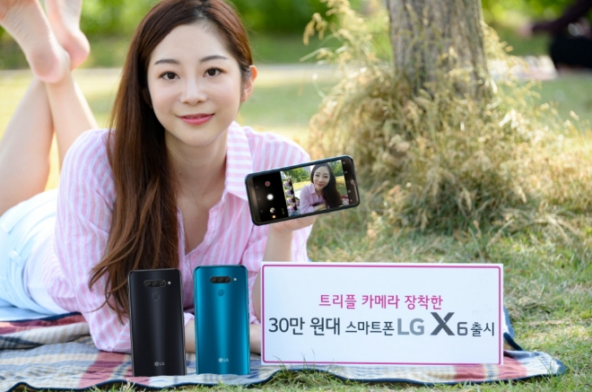 LG전자가 14일 국내 이동통신 3사를 통해 실속형 스마트폰 LG X6(출고가: 349,800원)를 출시한다. LG X6는 후면 트리플 카메라, 64GB 저장공간, 3,500mAh 대용량 배터리까지 갖춰 전문가 수준의 사진을 손쉽게 찍고 넉넉하게 즐길 수 있는 게 특징이다. 10일 모델이 서울시 여의도에서 LG X6를 소개하고 있다. / 사진 제공 = LG전자