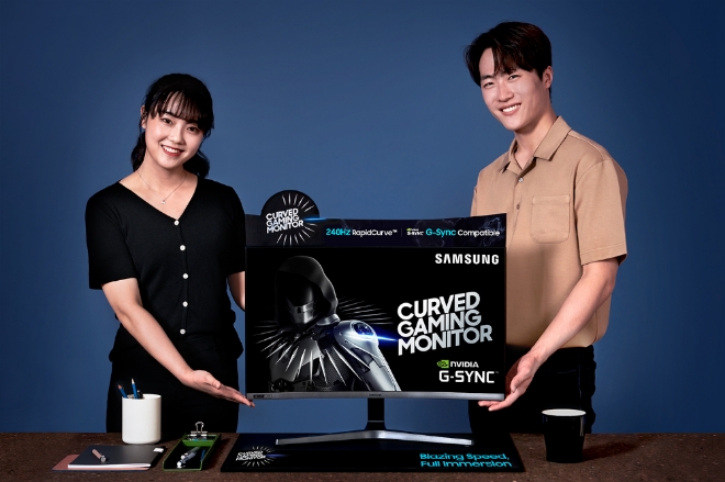 삼성전자 모델이 27형 크기에 240헤르츠(Hertz) 주사율을 지원하며, 엔비디아(NVIDIA)사의 지싱크와 호환되는(G-Sync Comptatible) 커브드 게이밍 모니터 CRG5를 소개하고 있다. 이 모니터는 초당 240장의 화면을 매끄럽게 출력할 수 있어 찰나의 순간에 승부가 결정되는 1인칭 슈팅 게임이나 레이싱 게임 등에 적합하다. ‘지싱크’는 엔비디아 그래픽 카드와 호환 모니터를 기반으로 구현되는 기술로 화면 전환이 빠른 게임에서도 화면이 끊기거나 잘리는 현상을 최소화해주기 때문에 게이밍 모니터 구매 시 지싱크의 호환 여부가 중요한 구매 요인으로 꼽힌다. 이 제품은 올해 하반기에 출시될 예정이며, 가격은 미정이다. / 사진 제공 = 삼성전자