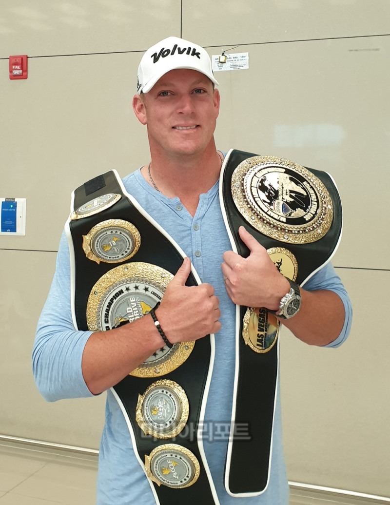 지난 9일 WLD 챔피언 밸트를 가지고 한국을 찾은 팀 버크. 사진 제공=볼빅