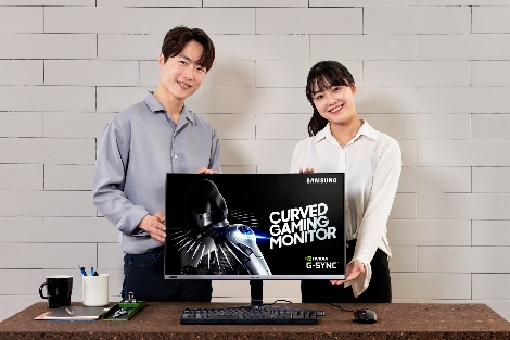 삼성전자 모델이 커브드 게이밍 모니터 CRG5를 소개하고 있다. 사진=삼성전자