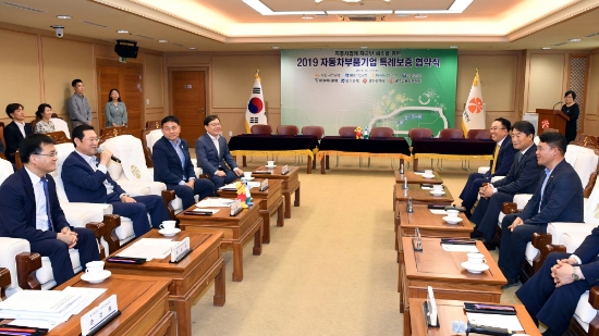 이용섭 광주광역시장이 11일 오후 시청 3층 비즈니스룸에서 열린 ‘자동차부품기업 특례보증 협약식’에 참석해 인사말을 하고 있다./사진=광주광역시
