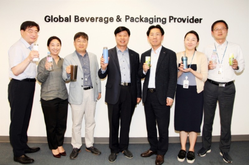 삼양패키징 이경섭 대표이사(가운데)가 릴레이 친환경 캠페인 플라스틱 프리 챌린지에 동참 후 임직원과 함께 기념촬영을 하고 있다. (사진=삼양패키징)